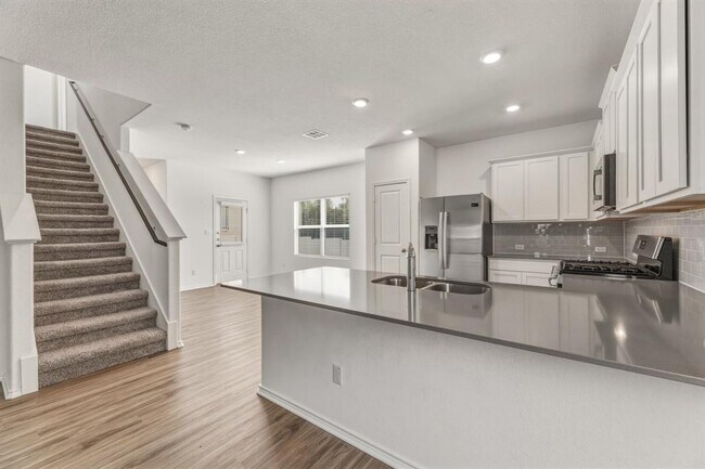 Building Photo - 913 Legends Ln