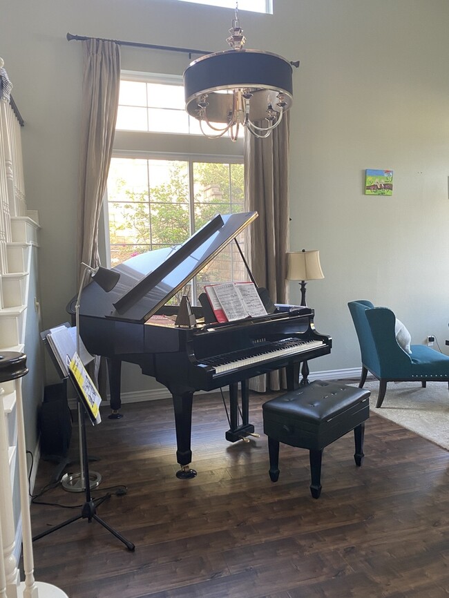 Building Photo - Spacious 4 bedroom in upscale neighborhood
