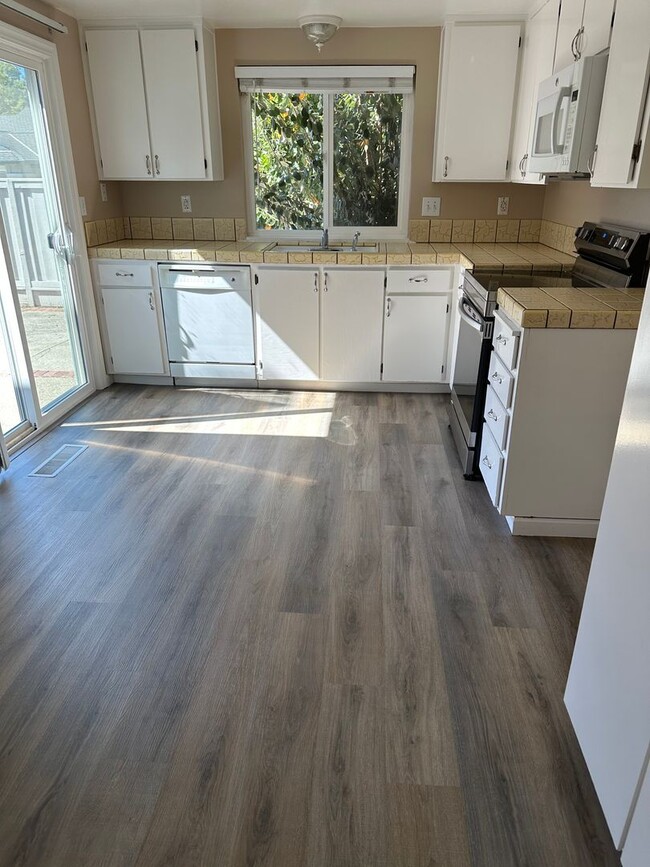 Building Photo - Beautiful Bancroft Village Home!
