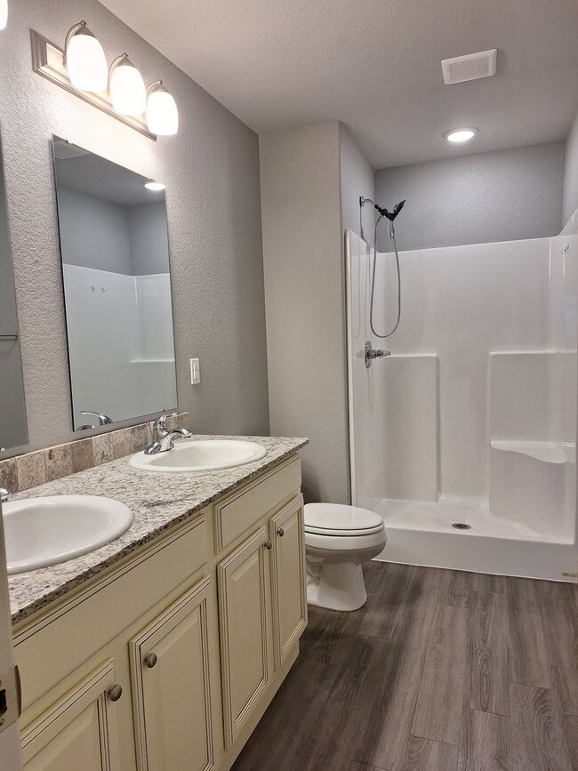 Building Photo - 3 bedroom Duplex