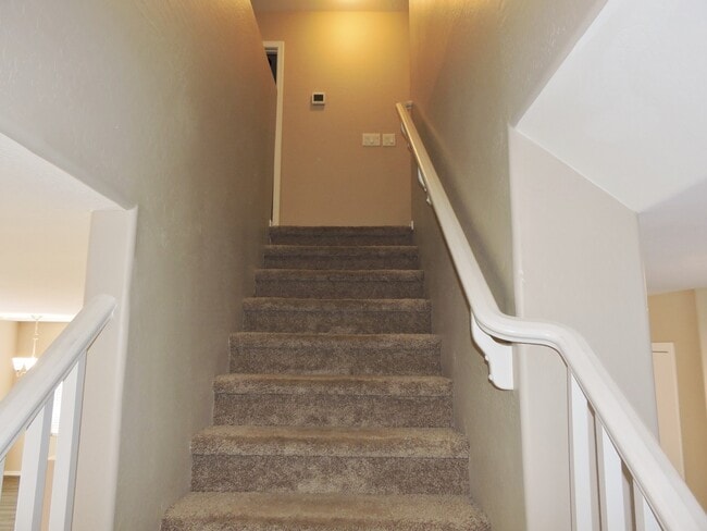 Building Photo - 4 BEDROOM 2 1/2 BATHROOM WITH OFFICE AND LOFT