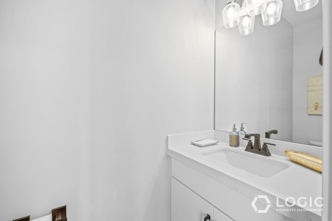 Building Photo - Beautiful Row End Townhome in Park City Utah!