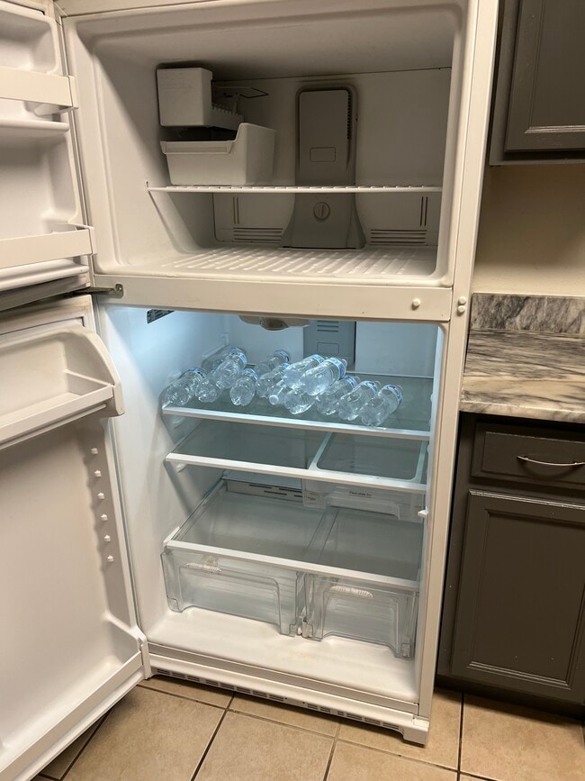 Building Photo - 3016 Hillsdale Ave