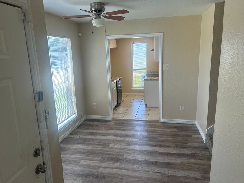 Building Photo - Room in Duplex on Chestnut Ln