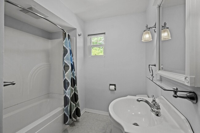 Building Photo - Gorgeous 2 bedroom home in Clairton availa...