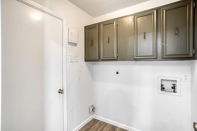 Building Photo - 1802 Hillcrest Dr