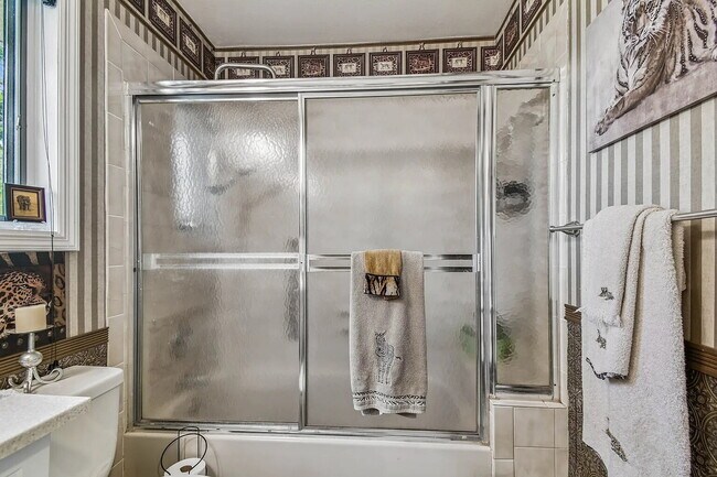 Building Photo - "Charming 3-Bed, 2-Bath Oasis at 1011a Sou...
