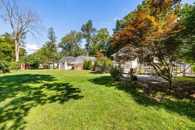 Building Photo - Charming 3 Bedroom, 2 Bath Home with Abund...
