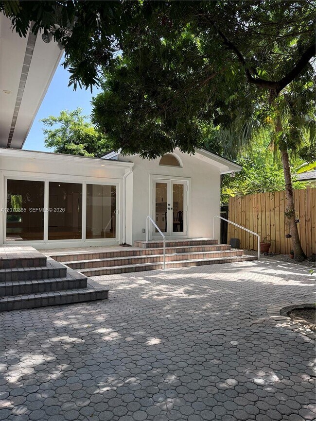Building Photo - 3865 Poinciana Ave