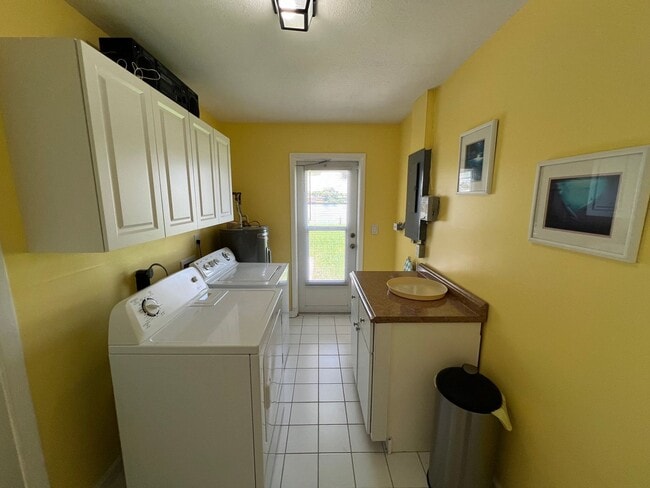 Building Photo - $3,300/month ** Short Term / Seasonal - Fu...