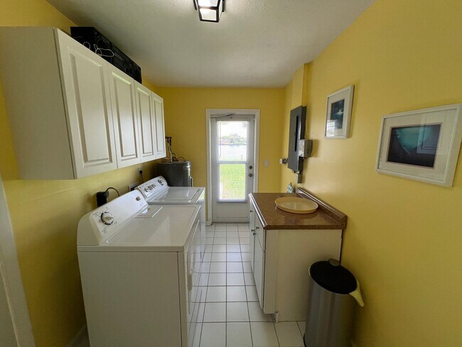 Building Photo - $3,300/month ** Short Term / Seasonal - Furnished ** 2 Bed / 1.5 Bath - Lakefront ** Single Famil...