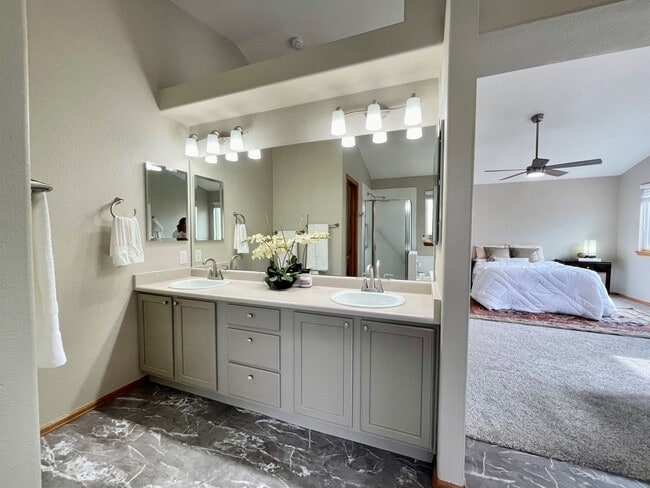 Building Photo - Stetson Hills Spacious Stunner! 4 bed, 3 bath, loft, and 3,100+sqft