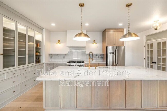 Building Photo - 496 NW Cascade Mountain Dr