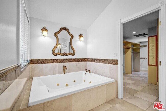 Building Photo - 1515 Outlook Cir