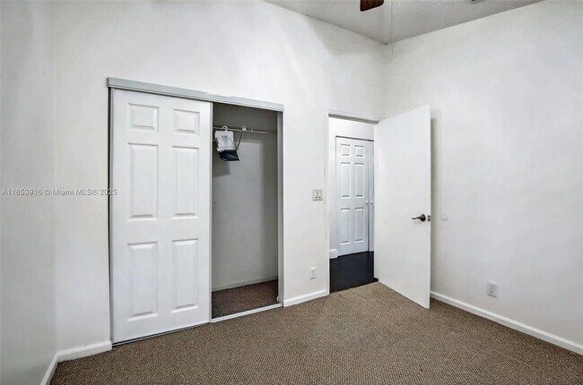 Building Photo - 581 Lakeside Cir