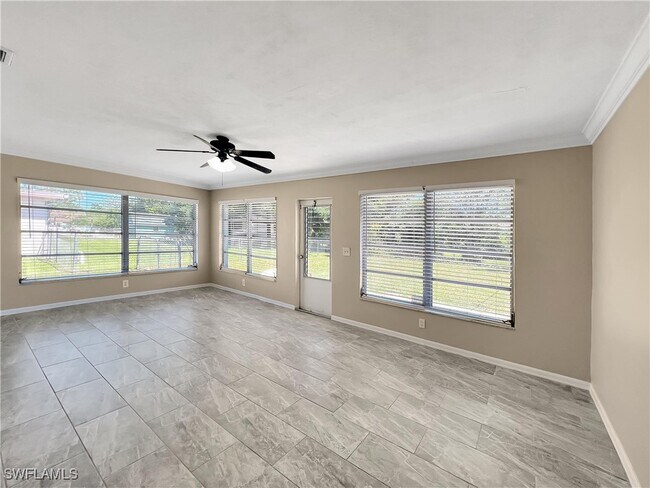 Building Photo - 2210 Parkview Dr