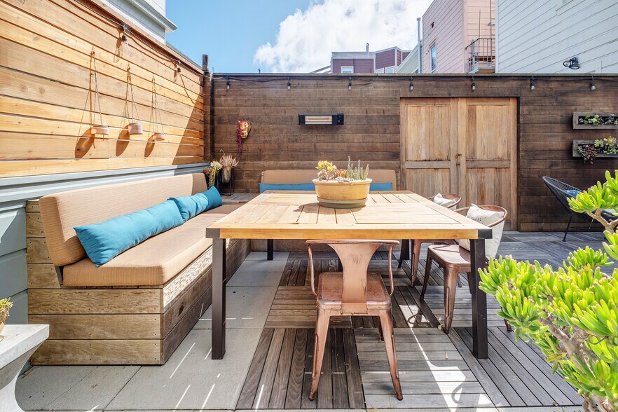 Dedicated Back Deck with built in seating. - 2188 Sutter St