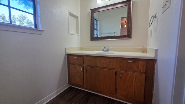 Building Photo - Comfortable 3 bedroom, 2 bath townhome AVA...