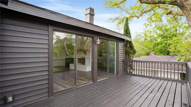 Building Photo - Renovated Waterfront Home