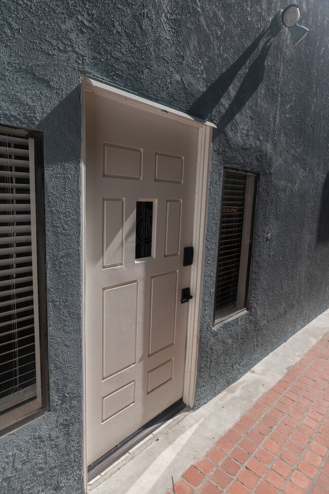 Building Photo - 1834 Rhodes St