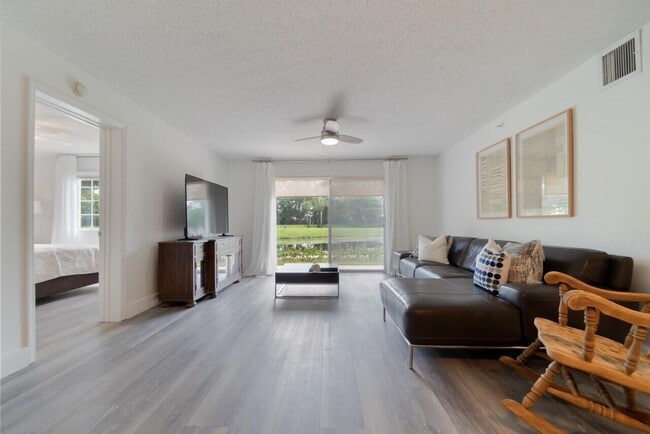 Building Photo - 800 Crestwood Ct S