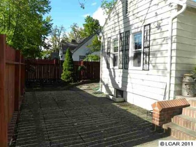 Building Photo - Triangle Tops (TTD/TTU) (Silverwolf)