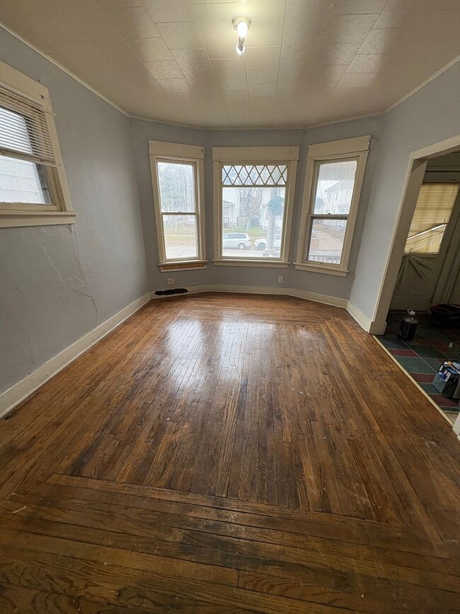 Building Photo - 3 Bedroom 1 Bathroom Townhome