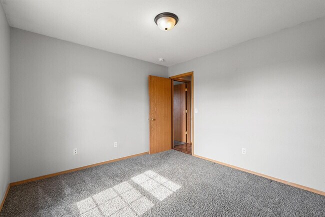 Building Photo - 815 W Warren Ave