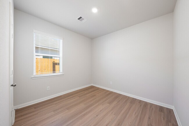 Building Photo - 15450 Maple Ter Dr