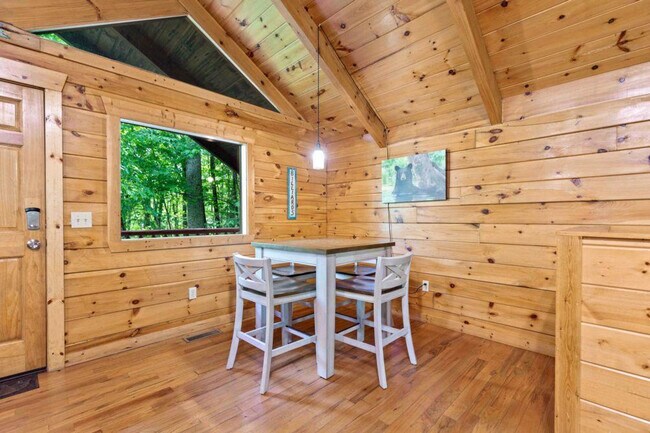 Building Photo - 1833 Laurel Valley Way