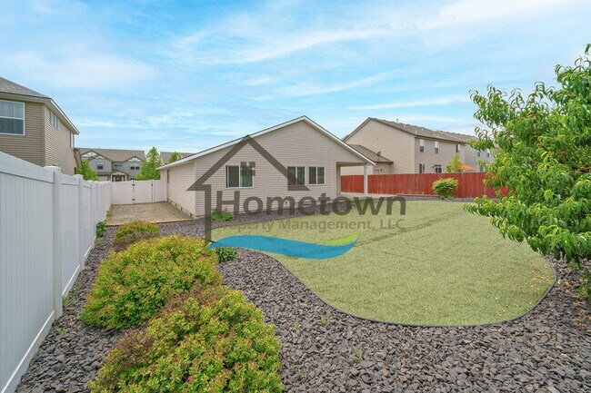 Building Photo - 3 Bedroom 2 Bathroom Home with Attached 2 ...