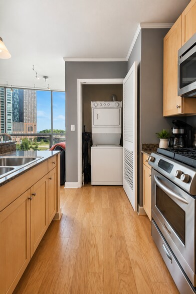 Building Photo - 420 E Waterside Dr