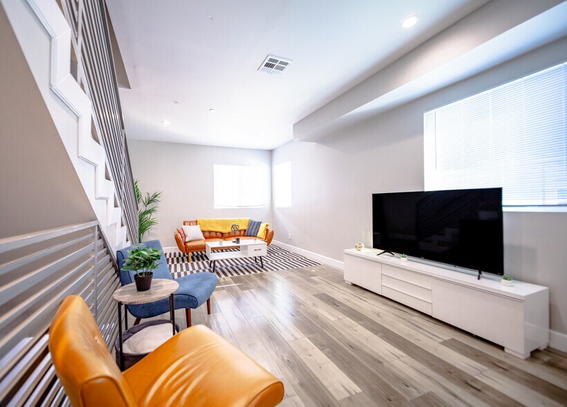 Building Photo - 3415 Edgehill Dr