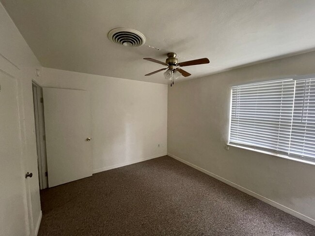 Building Photo - 3 Bedroom 1 Bath