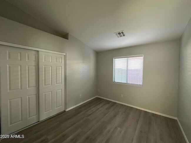 Building Photo - 1115 E Elm Rd