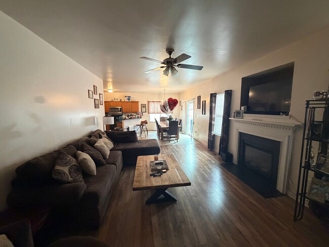 Building Photo - 3 Bdrm/2.5 Bth Home Located Close to I-95