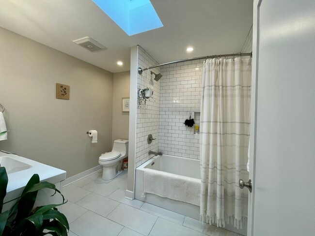 Building Photo - Charming 3Bed 2Bth Montavilla Neighborhood with Detached Additional Living Area and Backyard Grea...
