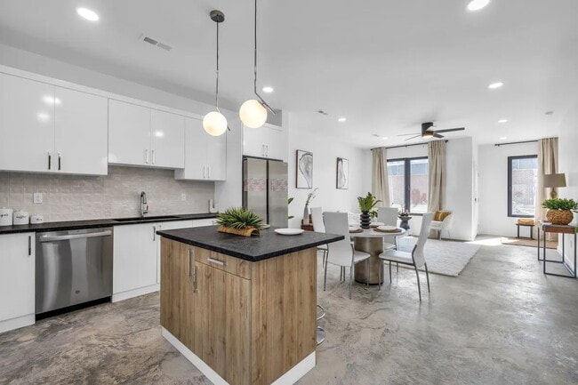 Building Photo - Modern 4-Bed Townhouse in Ridgedale – Minu...