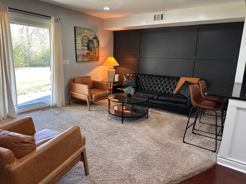 Building Photo - 2777 Davison Ave