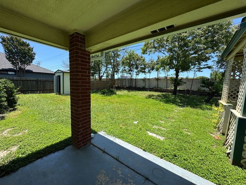 Building Photo - 1204 Bristol Dr