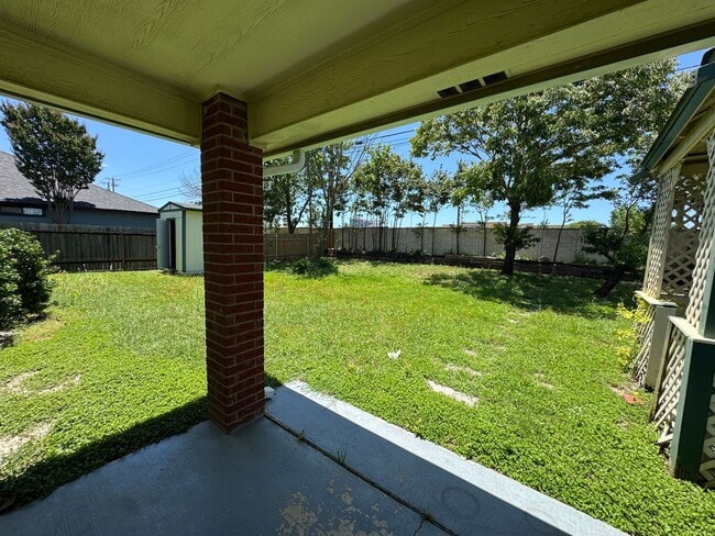 Building Photo - 1204 Bristol Dr