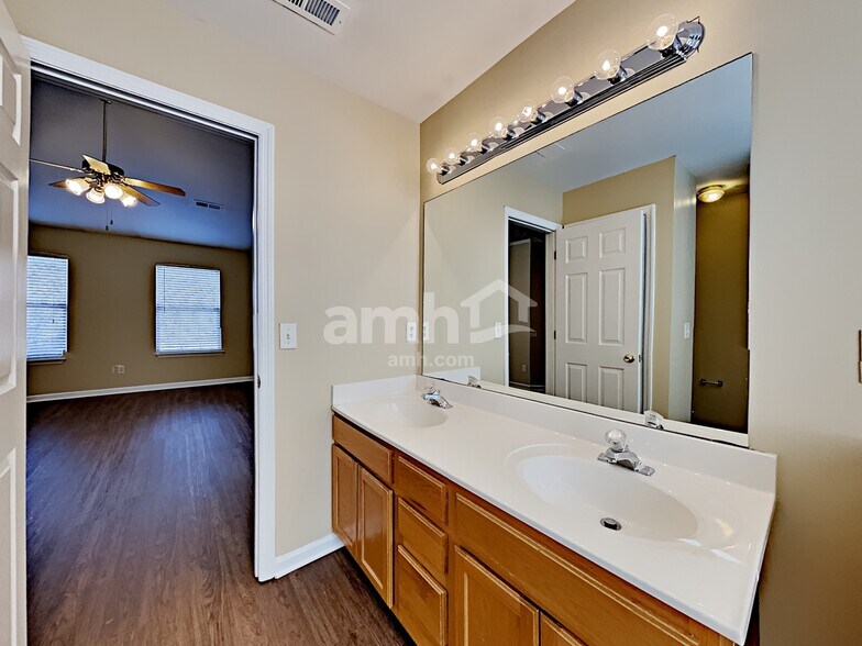 Building Photo - 2119 Ponty Pool Dr