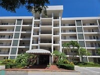 Building Photo - 2850 N Palm Aire Dr