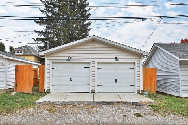 Building Photo - 693 Wilson Ave