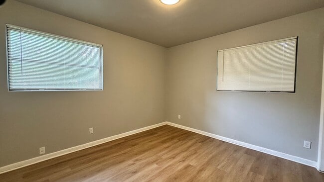 Building Photo - 3 Bed, 2 Bath Corner Lot Home!