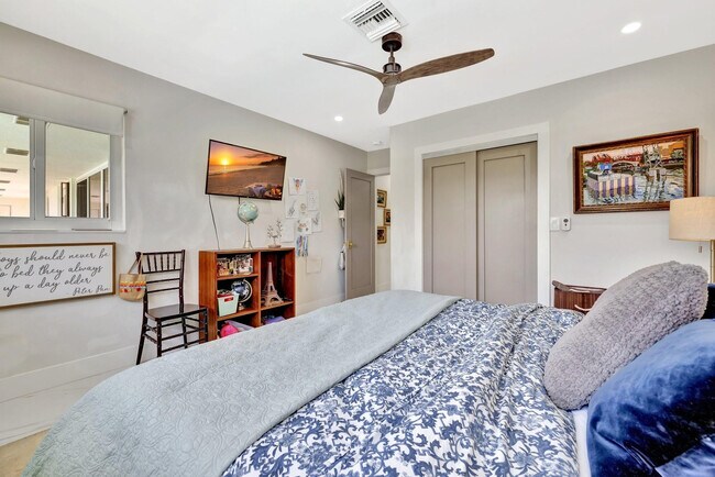 Building Photo - 1981 Coral Gardens Dr