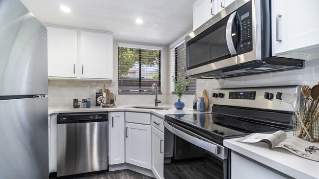 Building Photo - Mosaic