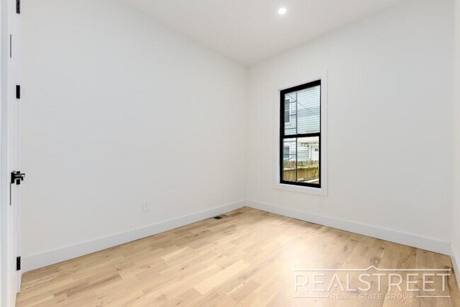 Building Photo - Brand New 2 Bed in Greenwood with W/D in u...