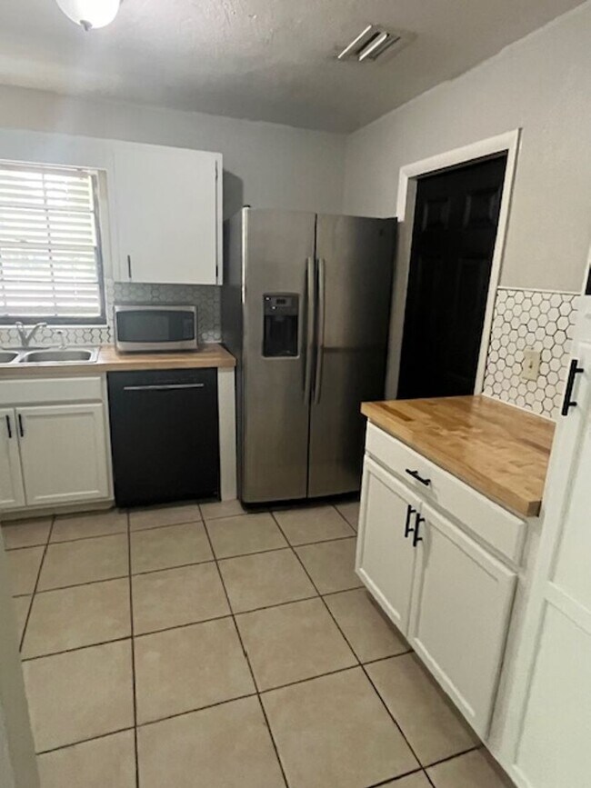 Building Photo - 3/2 single-family home in NE Ocala