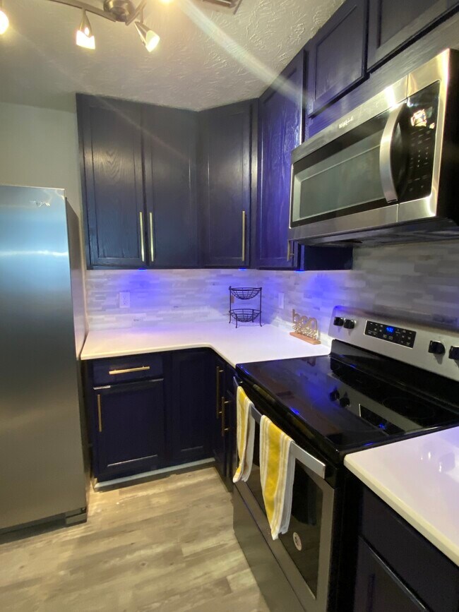 Building Photo - 6813 Willowbrook Dr